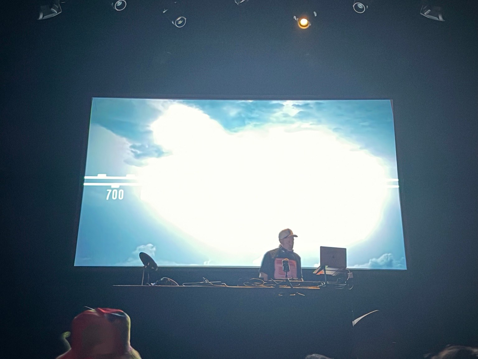 空を映した大きなスクリーンとDJブースのあるステージ