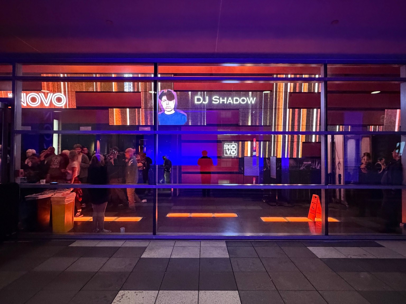 DJ SHADOWの表示があるThe Novoのガラス張りの入口