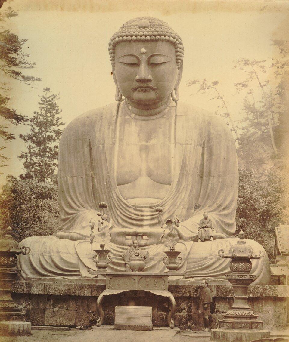 幕末の鎌倉大仏を正面から写した白黒写真｜鎌・くらんぽ（クランポック制作）