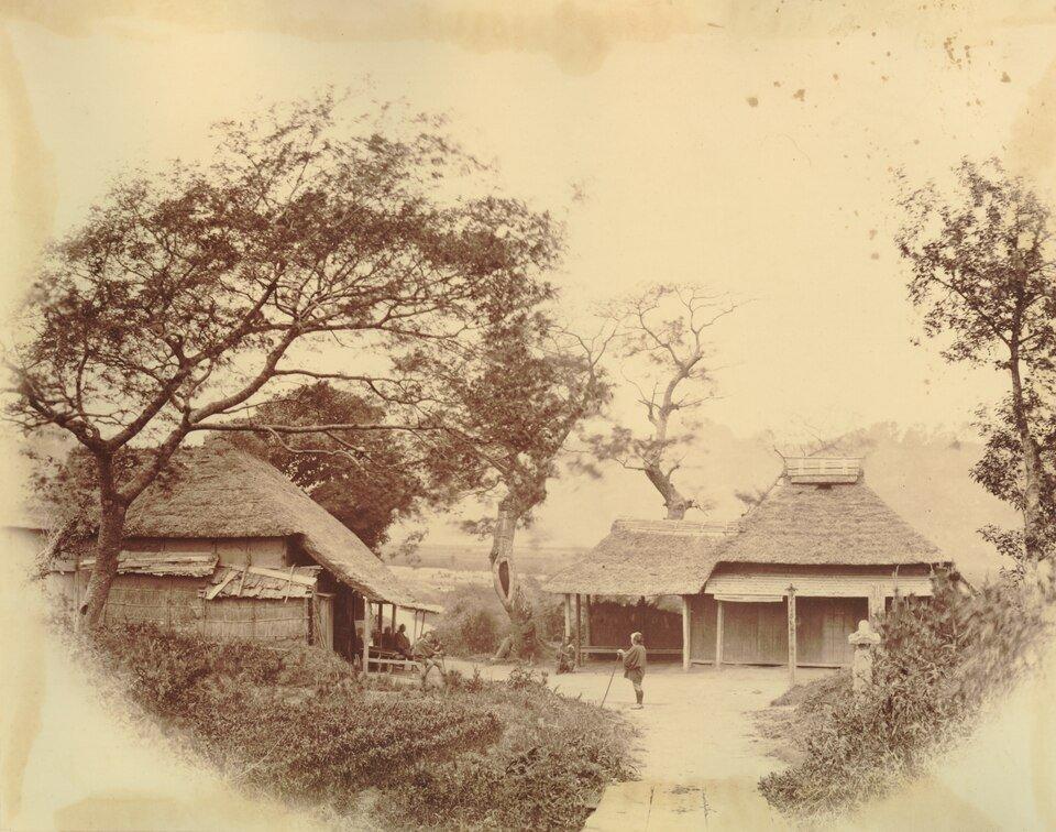 幕末の鎌倉の村の家並みを写した白黒写真｜鎌・くらんぽ（クランポック制作）