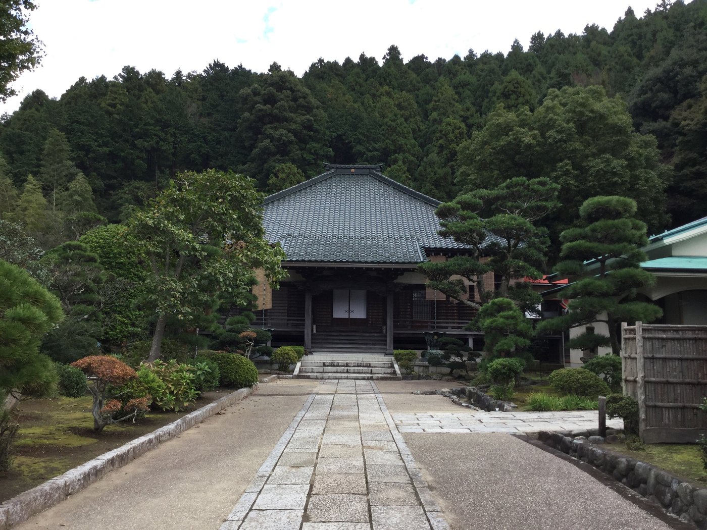 大長寺の本堂(撮影:Twkz0731、ウィキメディア・コモンズ)|鎌・くらんぽ(クランポック制作)