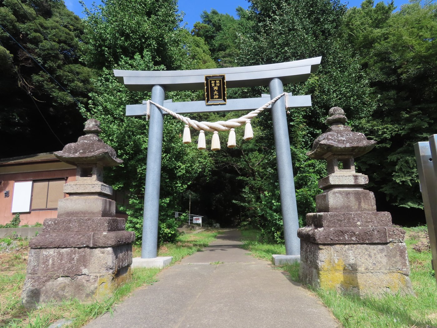 諏訪神社の鳥居(撮影:運動会プロテインパワー、ウィキメディア・コモンズ)|鎌・くらんぽ(クランポック制作)