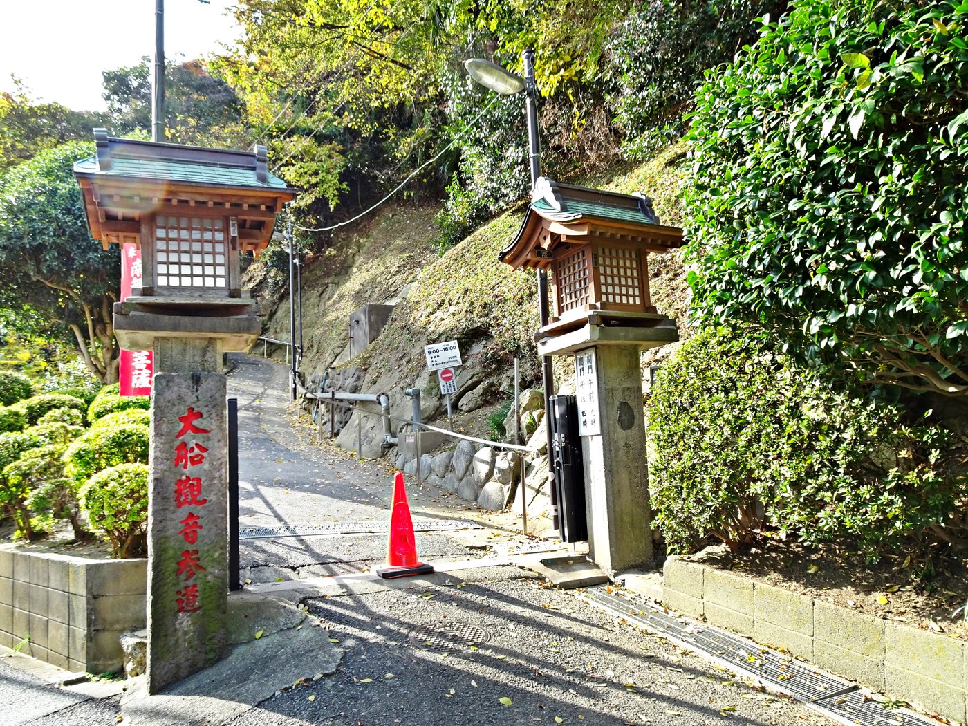 大船観音寺の参道（撮影：ブルーノ・プラス、ウィキメディア・コモンズ）｜鎌・くらんぽ（クランポック制作）