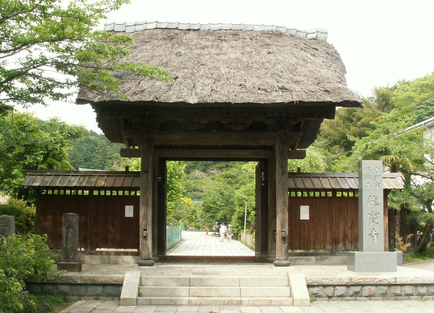龍宝寺の山門（撮影：kamakura、ウィキメディア・コモンズ）｜鎌・くらんぽ（クランポック制作）