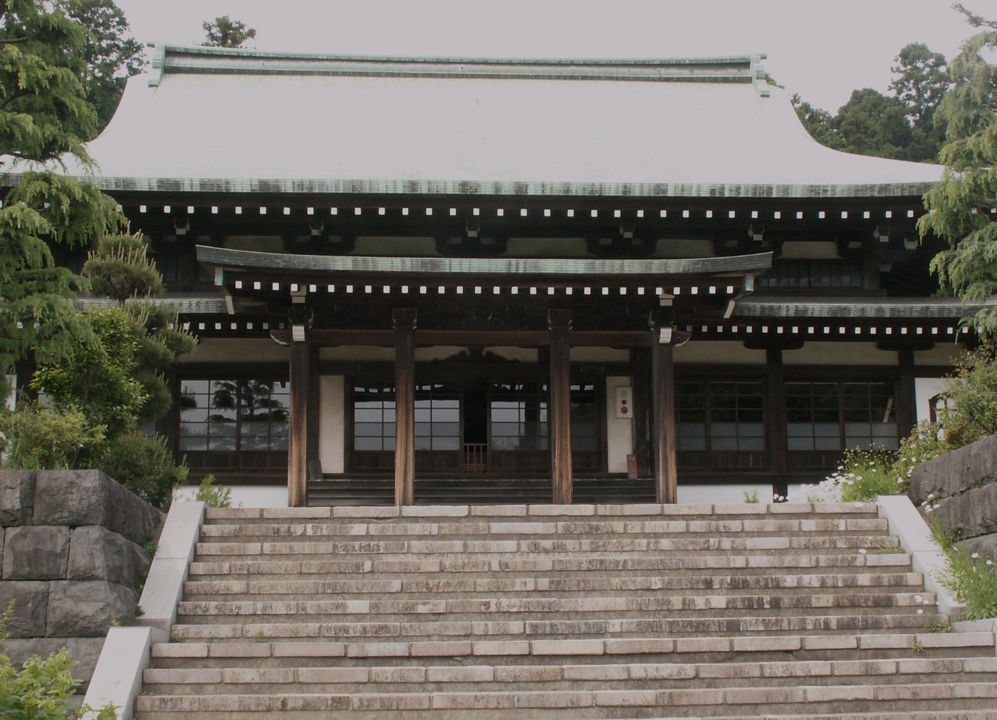 龍宝寺の本堂（撮影：kamakura、ウィキメディア・コモンズ）｜鎌・くらんぽ（クランポック制作）